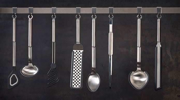 Küchenleiste mit Wandbefestigungen Küchenhelfer Silikon an der Küchenleiste mit Wandbefestigungen