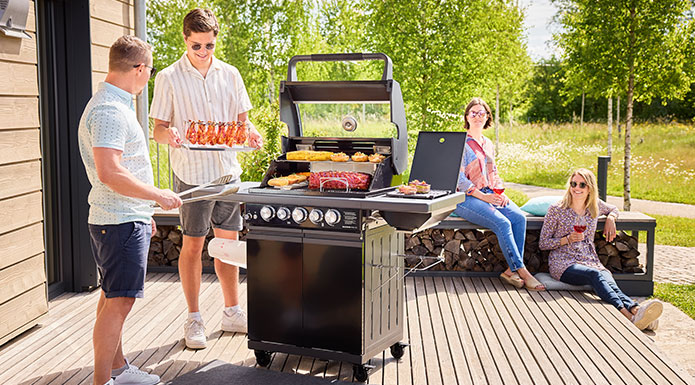Friends barbecue together on the gas grill Magnum PRO G4-S