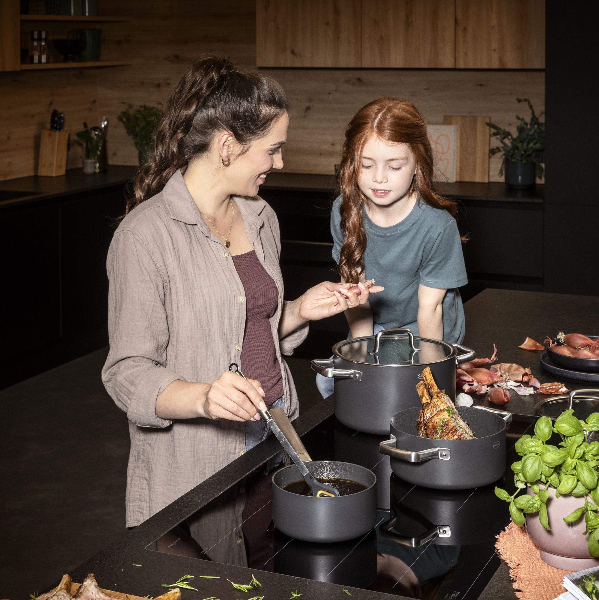 RÖSLE Kochtopf Ebonic eine Mutter und ihre Tochter kochen gemeinsam ein Gericht mit dem Kochtopf Ebonic