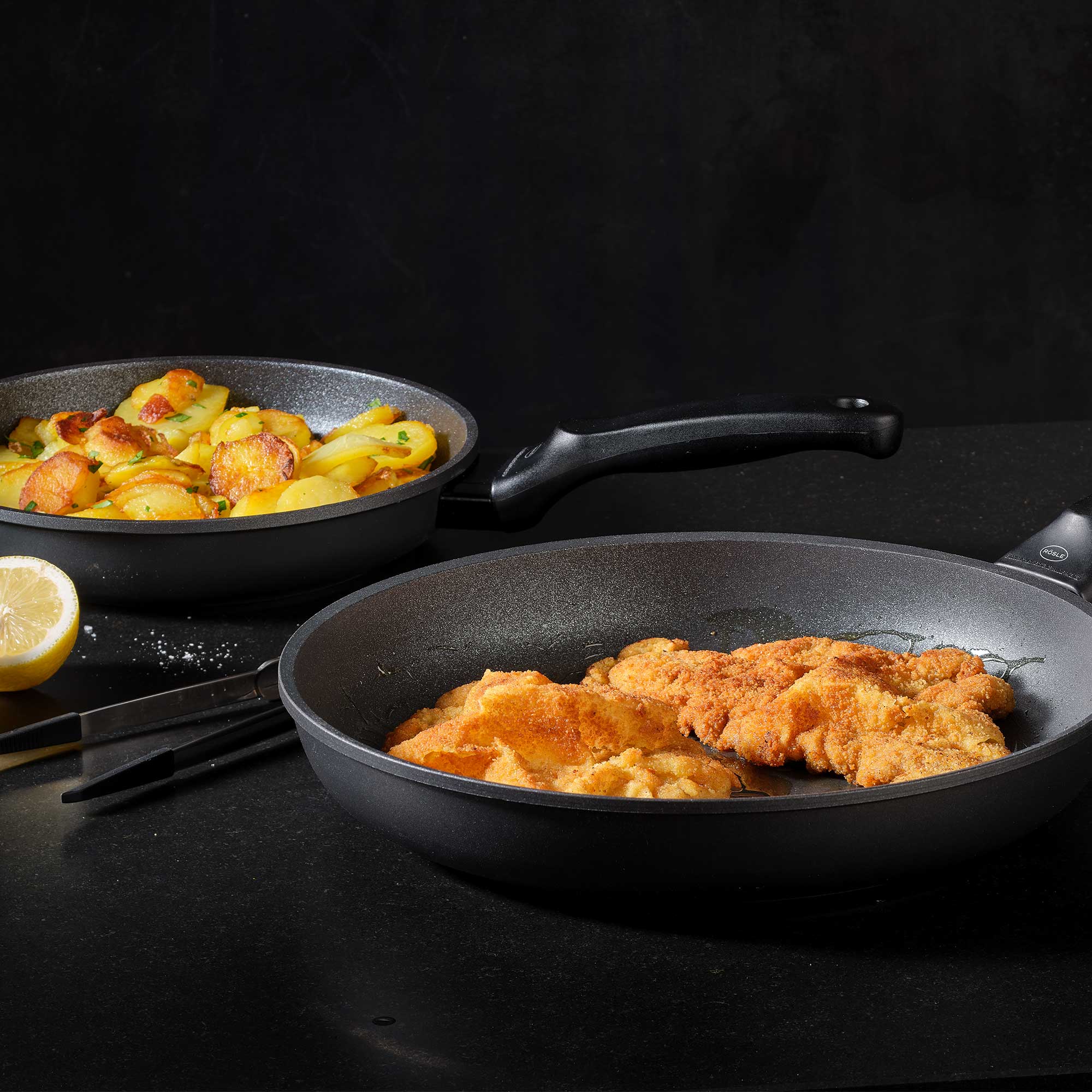 RÖSLE Bratpfanne Cadini 28 cm Bratpfanne Cadini, 28 cm, mit paniertem Fleisch und Bratkartoffeln, aus schwarzem Material.