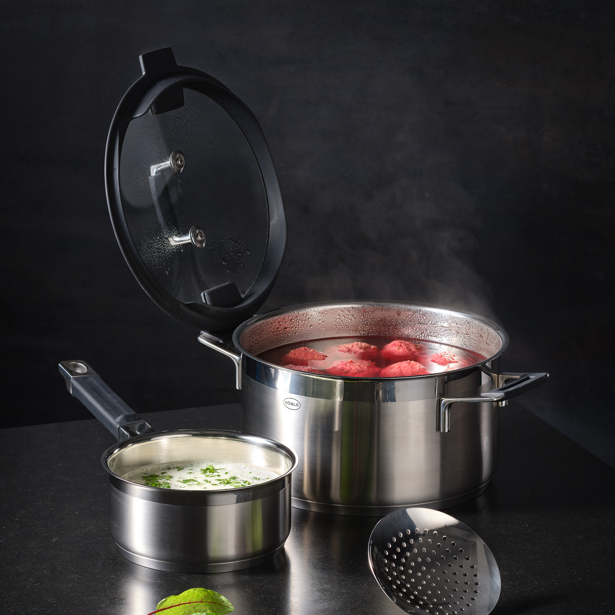 RÖSLE Stielkasserolle 16 cm mit Glasdeckel Stielkasserolle aus Edelstahl mit Glasdeckel, gefüllt mit roten Kartoffeln, daneben eine kleinere...