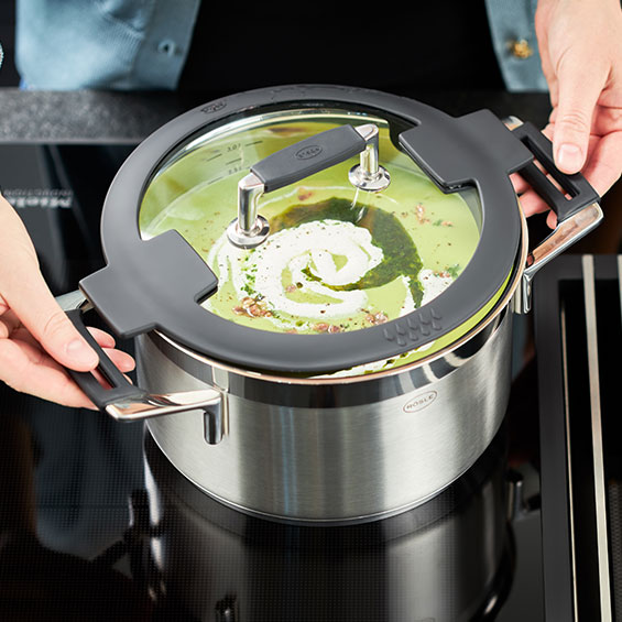 Leek soup with bacon in the Silence Pro 24 cm saucepan