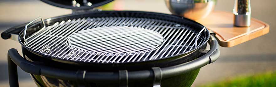 RÖSLE Grillrost aus Edelstahl Grillzubehör, runder Grillrost aus Edelstahl, auf einem runden Grill platziert.