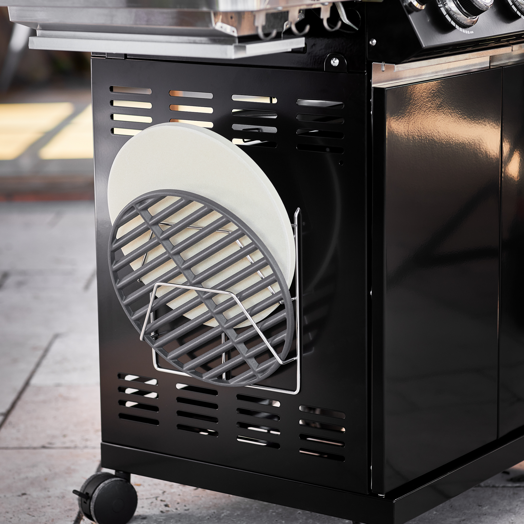 RÖSLE Vario Halter für Grilleinsätze Vario Halter für Grilleinsätze, graues Metallgestell mit runder Ablage, montiert an einem...