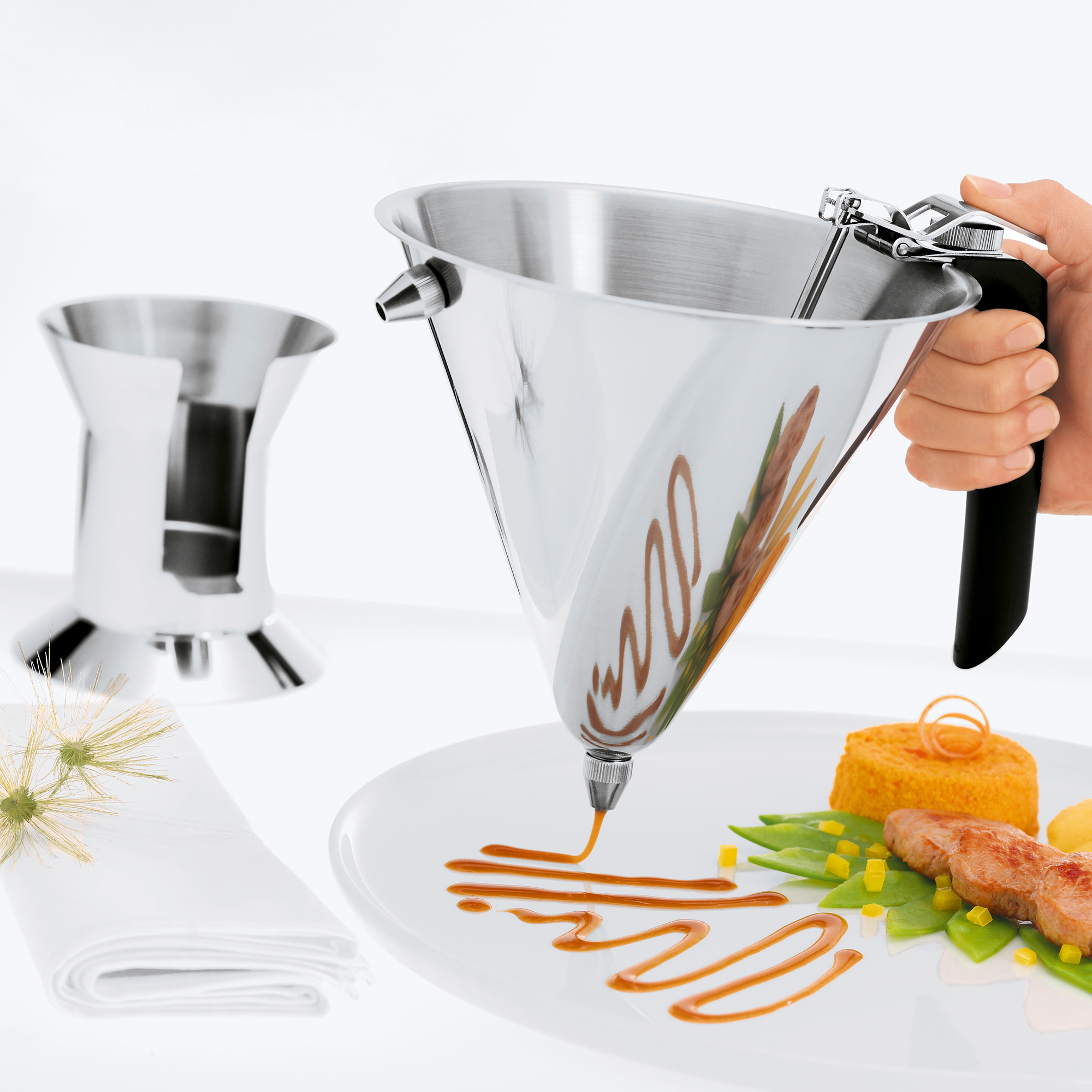 RÖSLE stainless steel fondant funnel Stainless steel fondant funnel, conical shape, with handle, for decorating dishes.