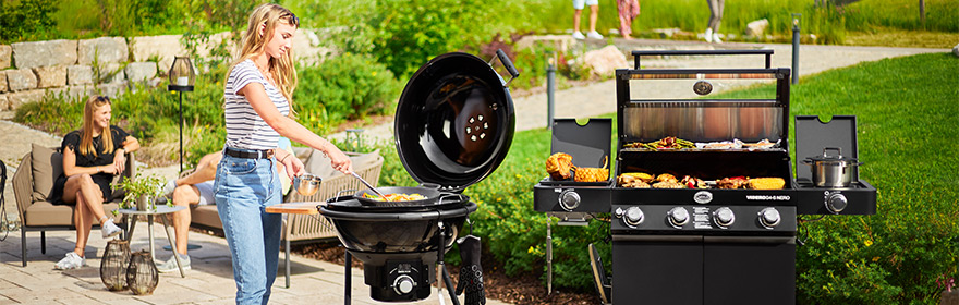 RÖSLE buitengrills Barbecueapparatuur buiten, een vrouw die groenten grilt op een ronde barbecue, een groep mensen...