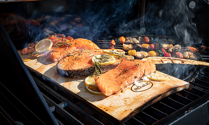 Rezepte Grillen Lachs wird auf einer Aromaplanke gegrillt
