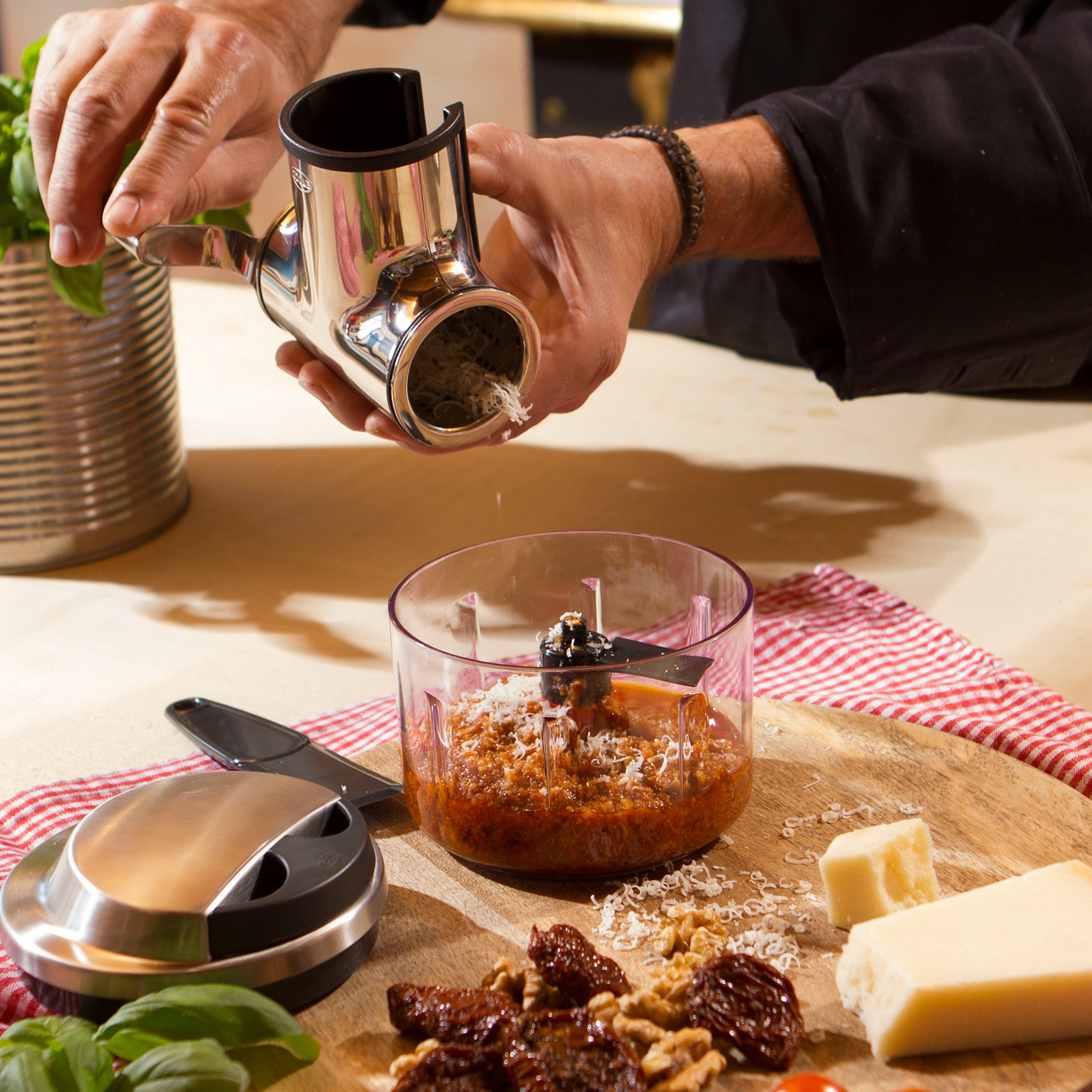 RÖSLE Käsemühle in Aktion Käsemühle aus Edelstahl, verwendet zum Reiben von Käse und anderen Zutaten, mit einem Handgriff...