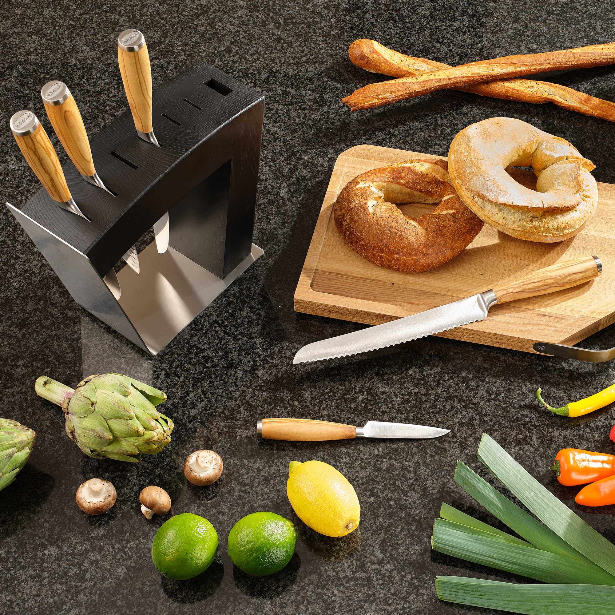 RÖSLE Gemüsemesser und Messerblock Gemüsemesser mit Holzgriff, zusammen mit einem Messerblock und verschiedenen Lebensmitteln...