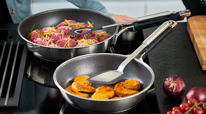 Beet noodles and potato wedges are prepared in the Silence Pro frying pans