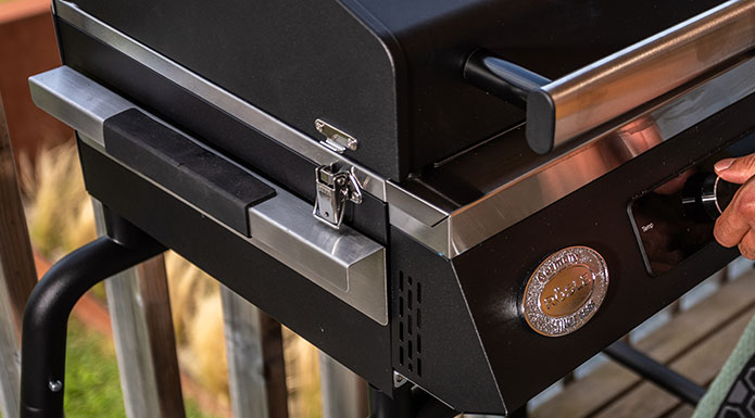 Elektrogrill E2-P Hakenverschluss an der Seite des Elektrogrills für einen sicheren Transport.