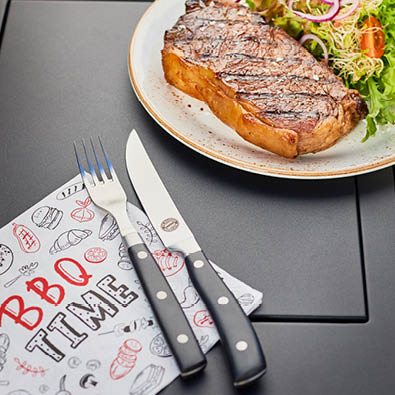 FC Bayern Edition Steakmesser neben einem Steak