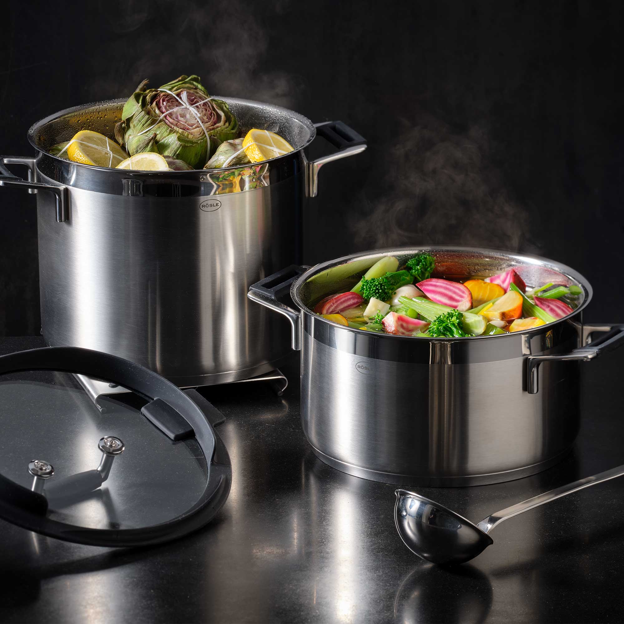 RÖSLE Kochtopf Silence PRO 24 cm mit Gemüse Kochtopf Silence PRO aus Edelstahl, 24 cm, mit Gemüse und Artischocken, Dampf steigt auf.