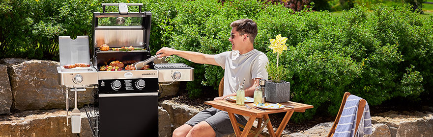 Barbecuing on the Videro G2-S gas barbecue station with the premium barbecue tongs