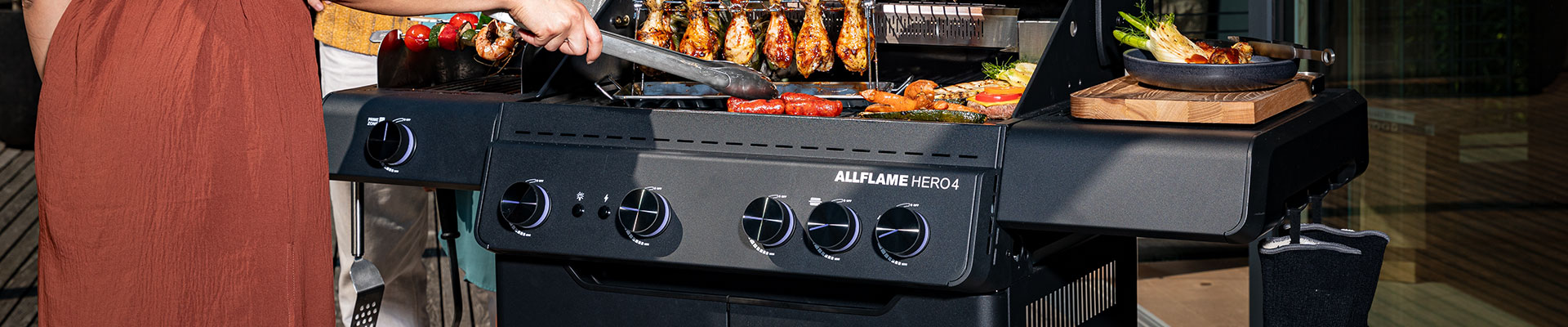 RÖSLE Gasgrill Allflame mit Grillgut Gasgrill Allflame mit Grillgut wie Hähnchen, Würstchen und Gemüse auf dem Grillrost, Bedienknöpfe...