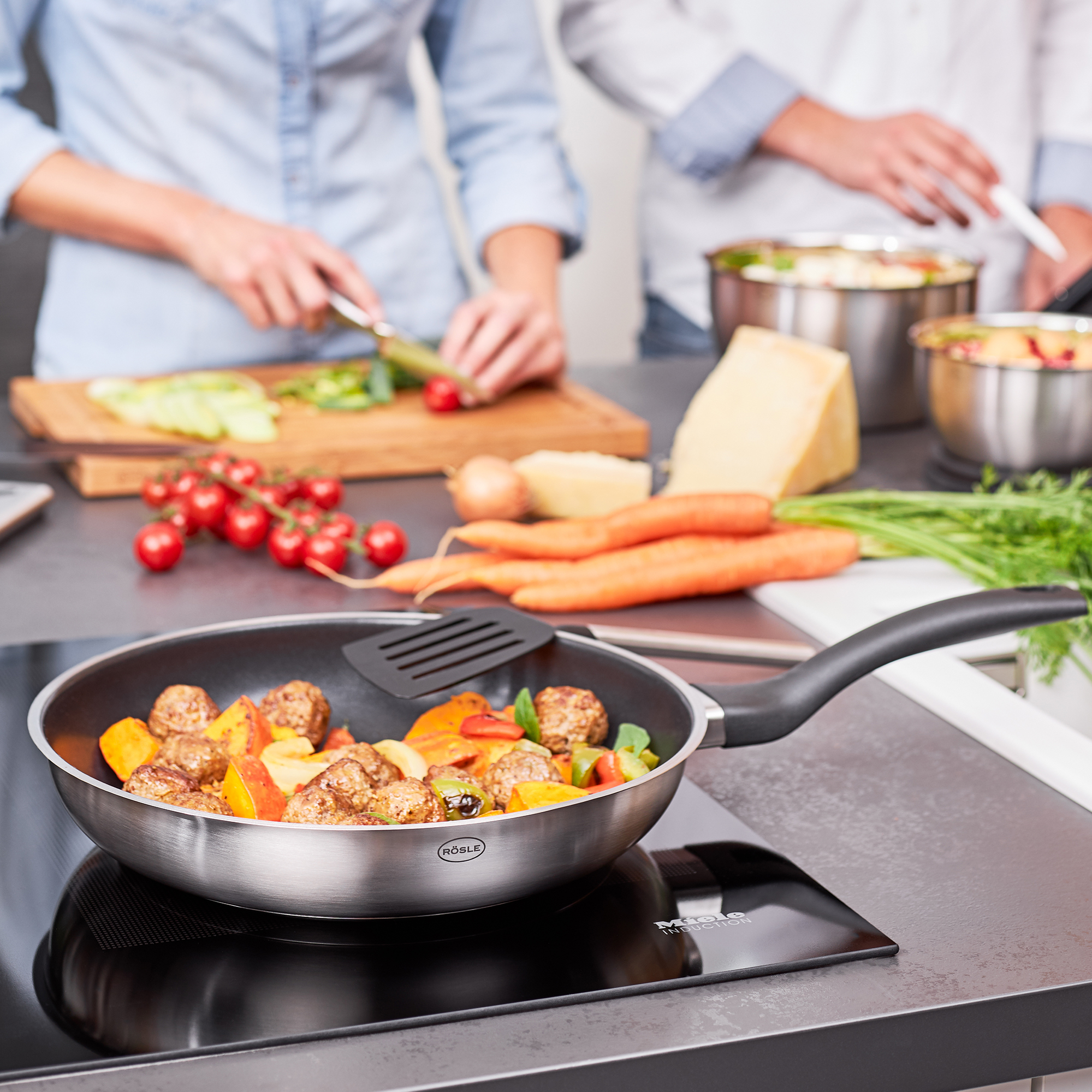 RÖSLE Bratpfanne 28 cm ProPlex Basic Line Bratpfanne 28 cm aus der ProPlex Basic Line mit Fleischbällchen und Gemüse auf einem Herd,...