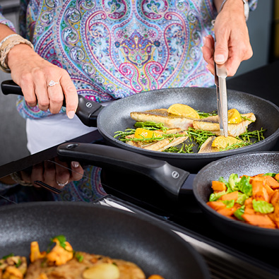 Cadini frying pan 28 cm Turning fish fillets with the needle-nose tongs in the Cadini frying pan 28 cm