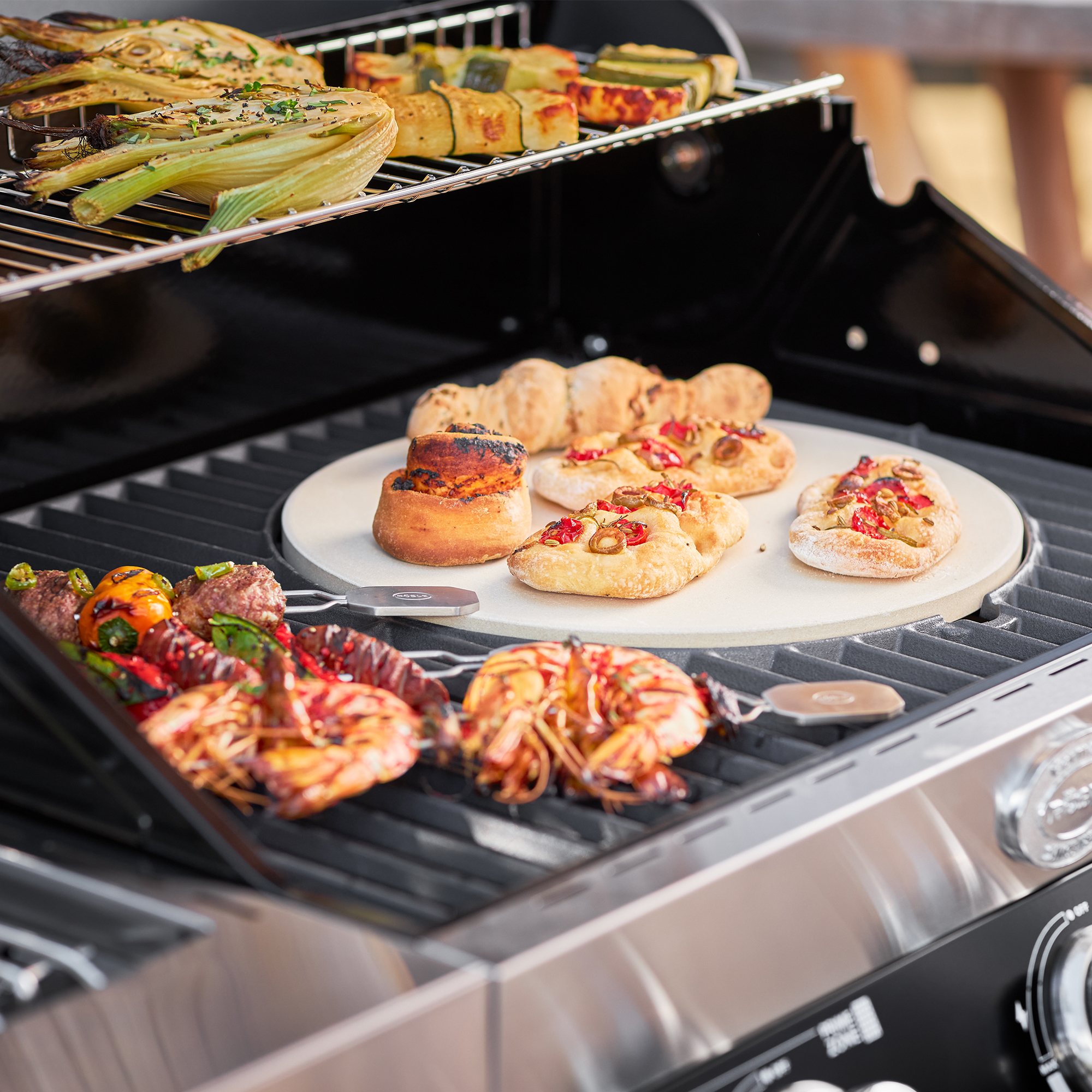 Grillrost Vario für Videro G3 Grillrost Vario mit gegrilltem Gemüse, Meeresfrüchten und Backwaren auf dem Grill.
