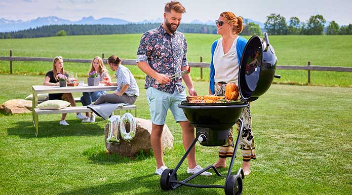 Familie grillt auf dem Holzkohle Kugelgrill No.1 F60