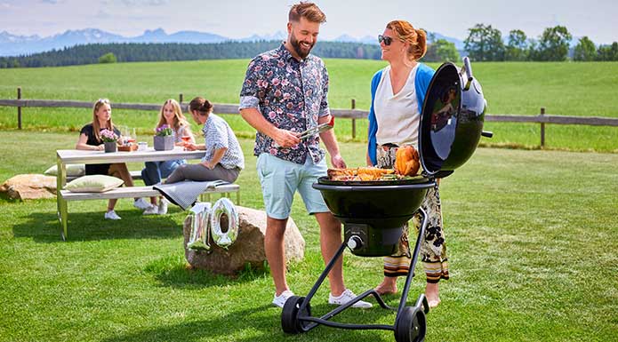 Holzkohle Kugelgrill No.1 F60 Familie grillt auf dem Holzkohle Kugelgrill No.1 F60