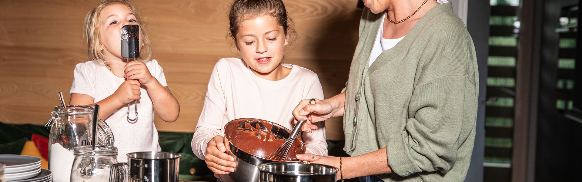 RÖSLE Teigschaber in Nutzung mit Kindern Teigschaber in einer Küche, während eine Frau mit zwei Mädchen Teig rührt. Eines der Mädchen...