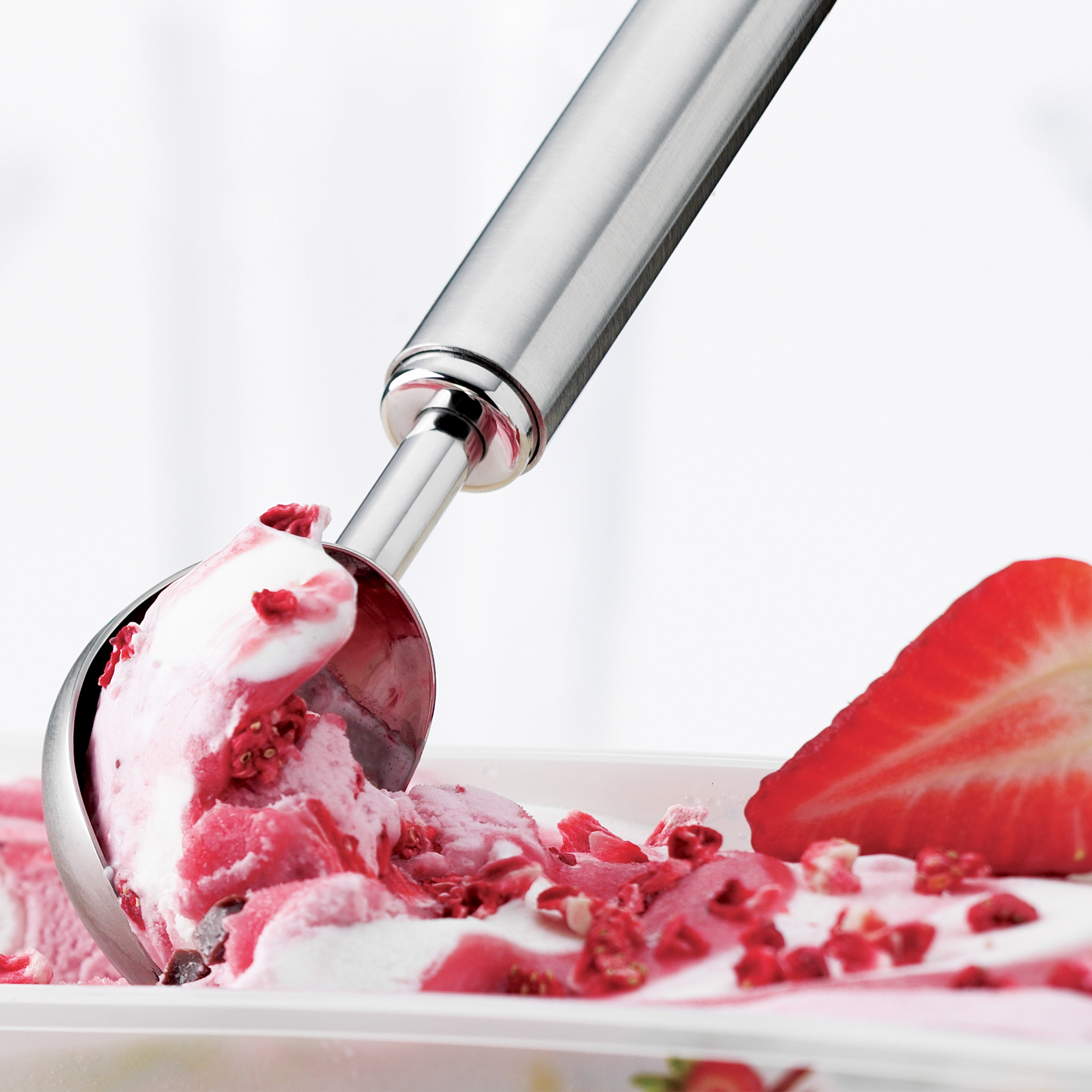 RÖSLE stainless steel ice cream scoop Stainless steel ice cream scoop with round scoop that serves ice cream with strawberry pieces.
