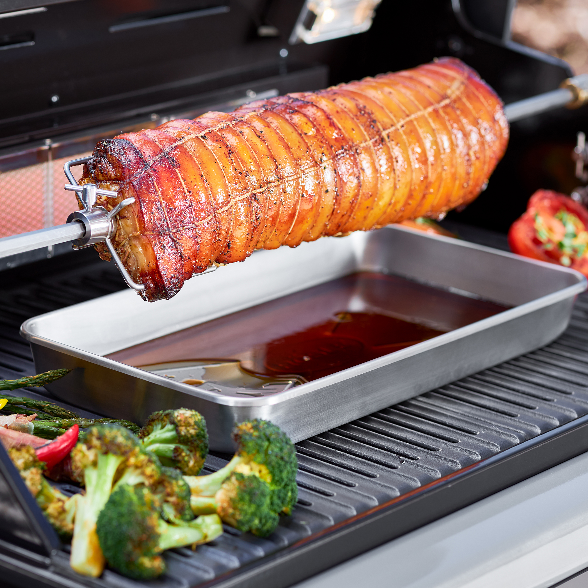 Edelstahl Universalschale mit Braten auf dem Grill Edelstahl Universalschale mit Braten auf einem Grill, umgeben von Gemüse.