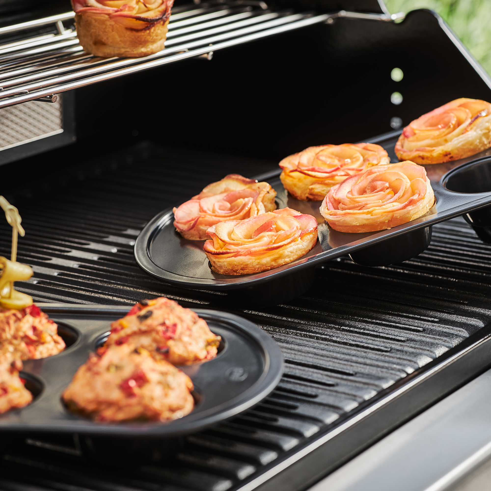 Barbecue roasting and baking tin