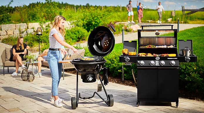 Holzkohle Kugelgrill No.1 F60 NERO und Gasgrill BBQ-Station Videro G4-S NERO Holzkohle Kugelgrill No.1 F60 NERO und Gasgrill BBQ-Station Videro G4-S NERO auf der Terrasse