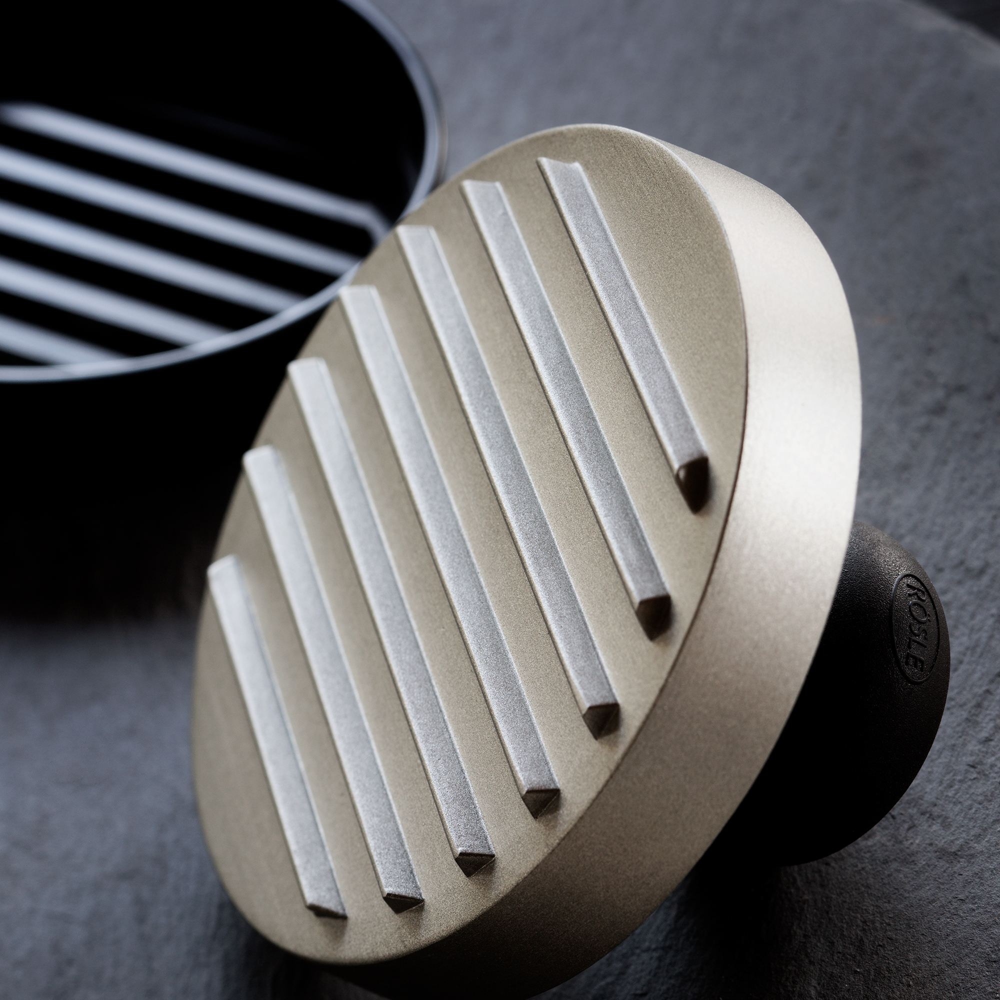 RÖSLE Burgerpresse Burgerpresse aus Aluminium mit gerillter Oberfläche und schwarzem Griff.