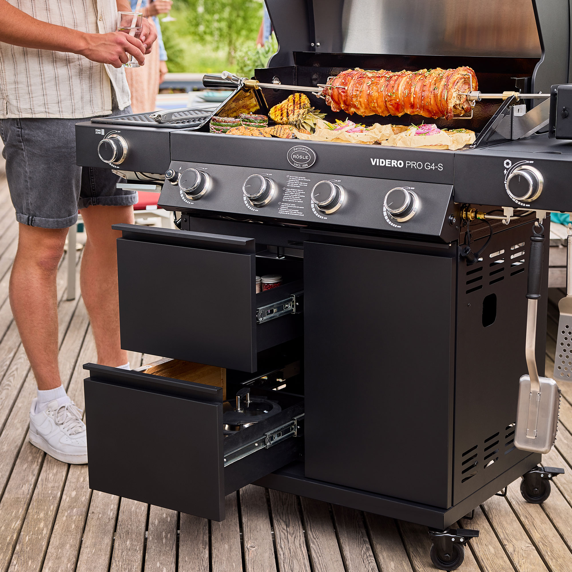 RÖSLE Gasgrill VIDERO PRO G4-S Gasgrill VIDERO PRO G4-S mit Grillfläche, Gemüse und Fleisch auf dem Rost, offene Schubladen...