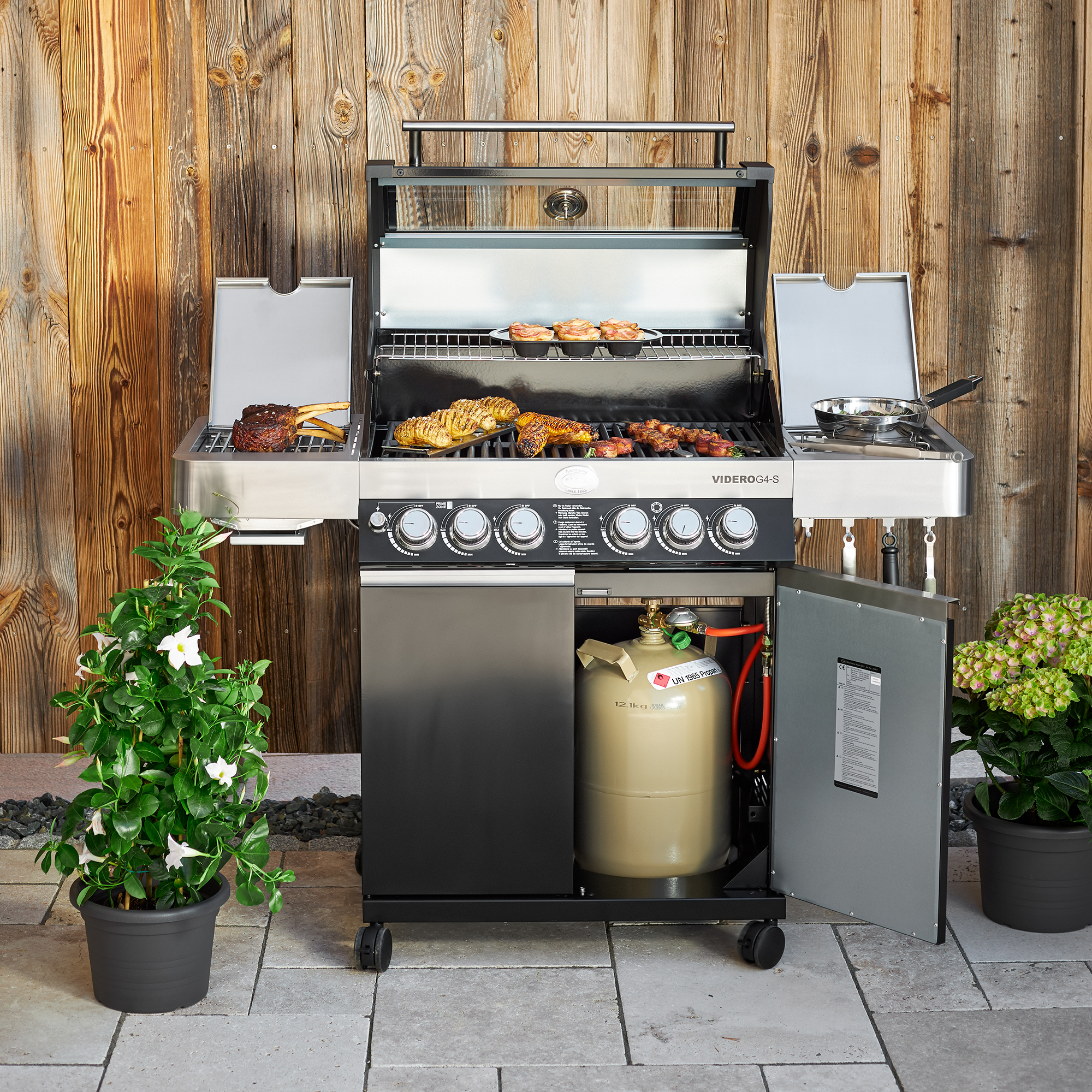 RÖSLE Gasgrill Videro G4-S Gasgrill Videro G4-S in Schwarz mit Grillfläche, Grillutensilien und Gasflasche.