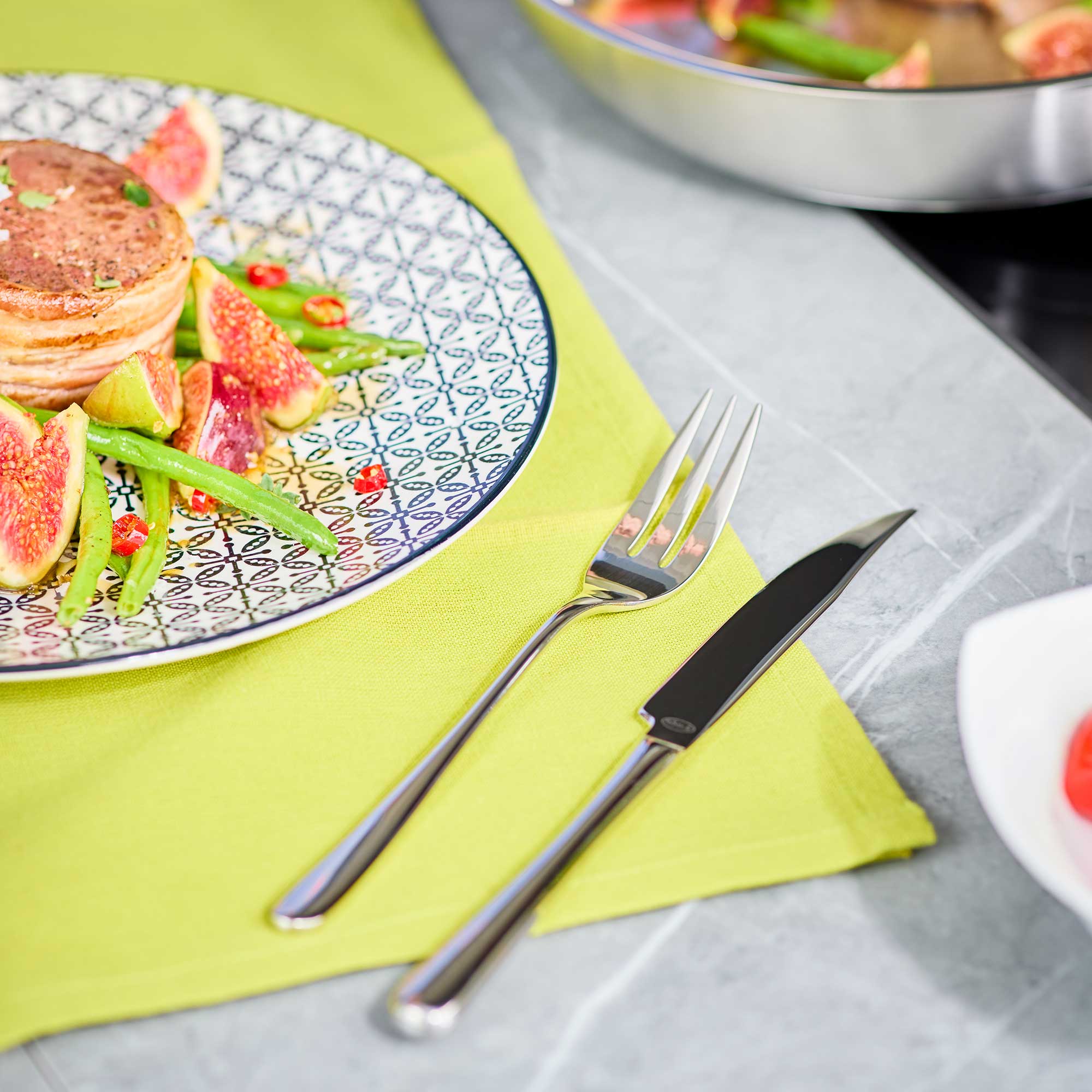 RÖSLE Steakbesteck-Set Passion Steakbesteck-Set aus Edelstahl, Gabel und Messer auf einem Tisch mit einem Teller und einer...