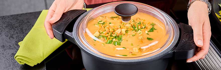 CADINI Cadini Kochtopf mit Deckel, gefüllt mit einer cremigen Suppe und frischen Kräutern, von einer...