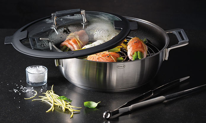 Aroma steamer with salmon rolls