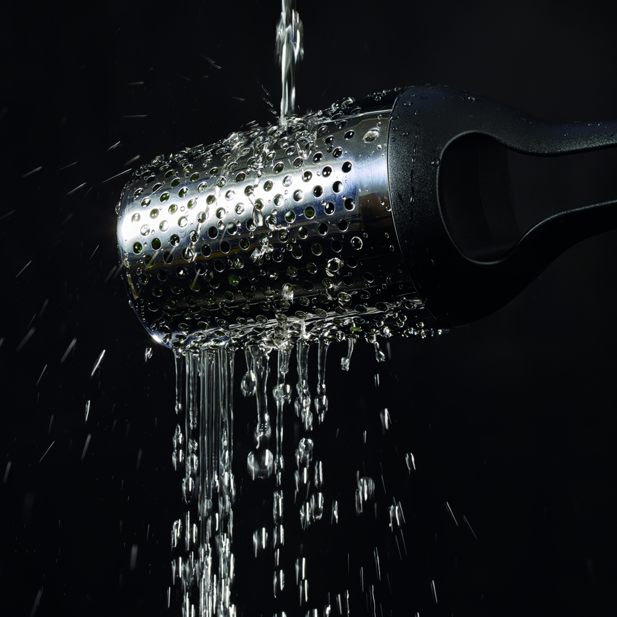 RÖSLE Kräuterdusche mit Wiegemesser Kräuterdusche aus Edelstahl mit Wiegemesser, Wasser spritzt von der perforierten Oberfläche.