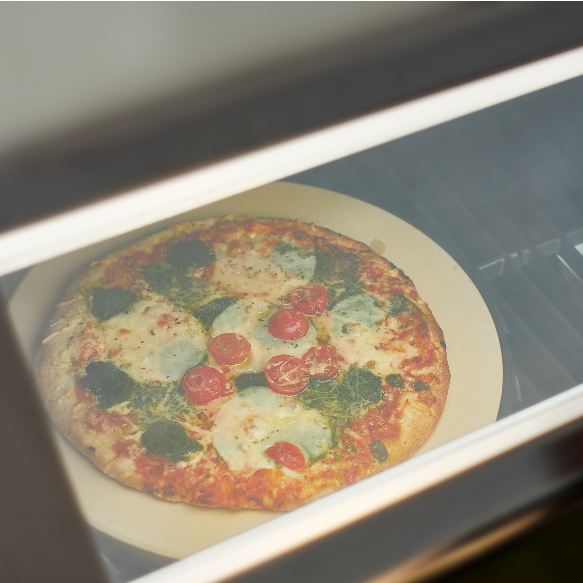 RÖSLE BBQ-Station VIDERO G4-SB Vario+ 50mbar BBQ-Station VIDERO G4-SB Vario+ Detail Glasscheibe mit Blick auf Pizza