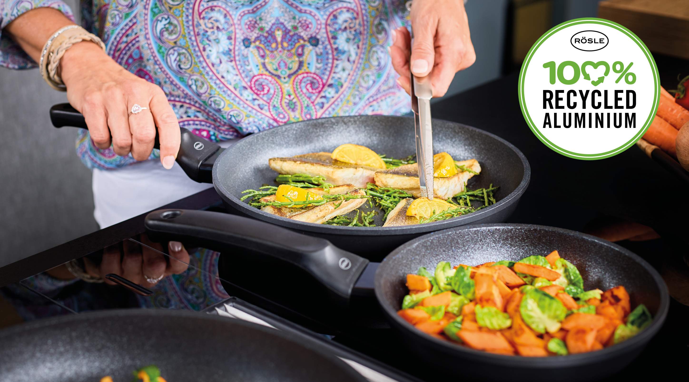 Recycelt Kochen in den recycelten Pfannen der Serie Cadini
