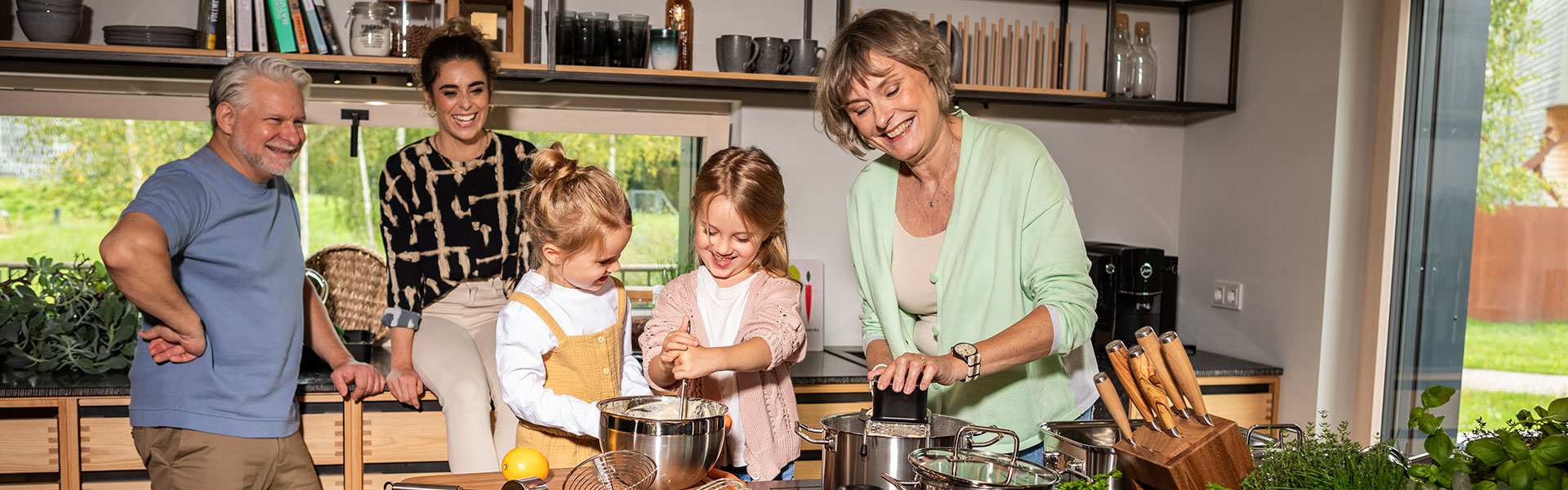 Über uns Kinder backen zusammen mit Oma während Mutter und Opa zuschauen