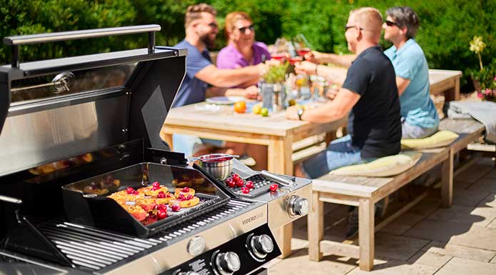 Freunde grillen mit der Gasgrill BBQ-Station Videro G4-S