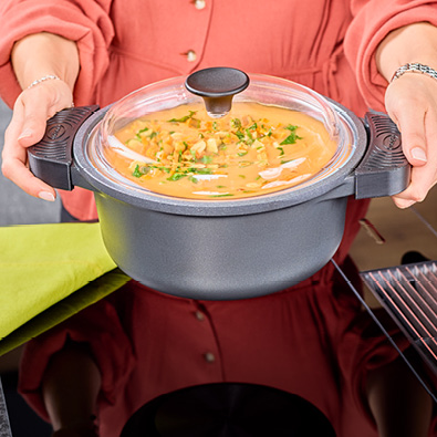 Cadini Kochtopf 20 cm Cadini Kochtopf 20 cm mit Süßkartoffelsuppe gehalten mit den Komfort-Silikongriffen