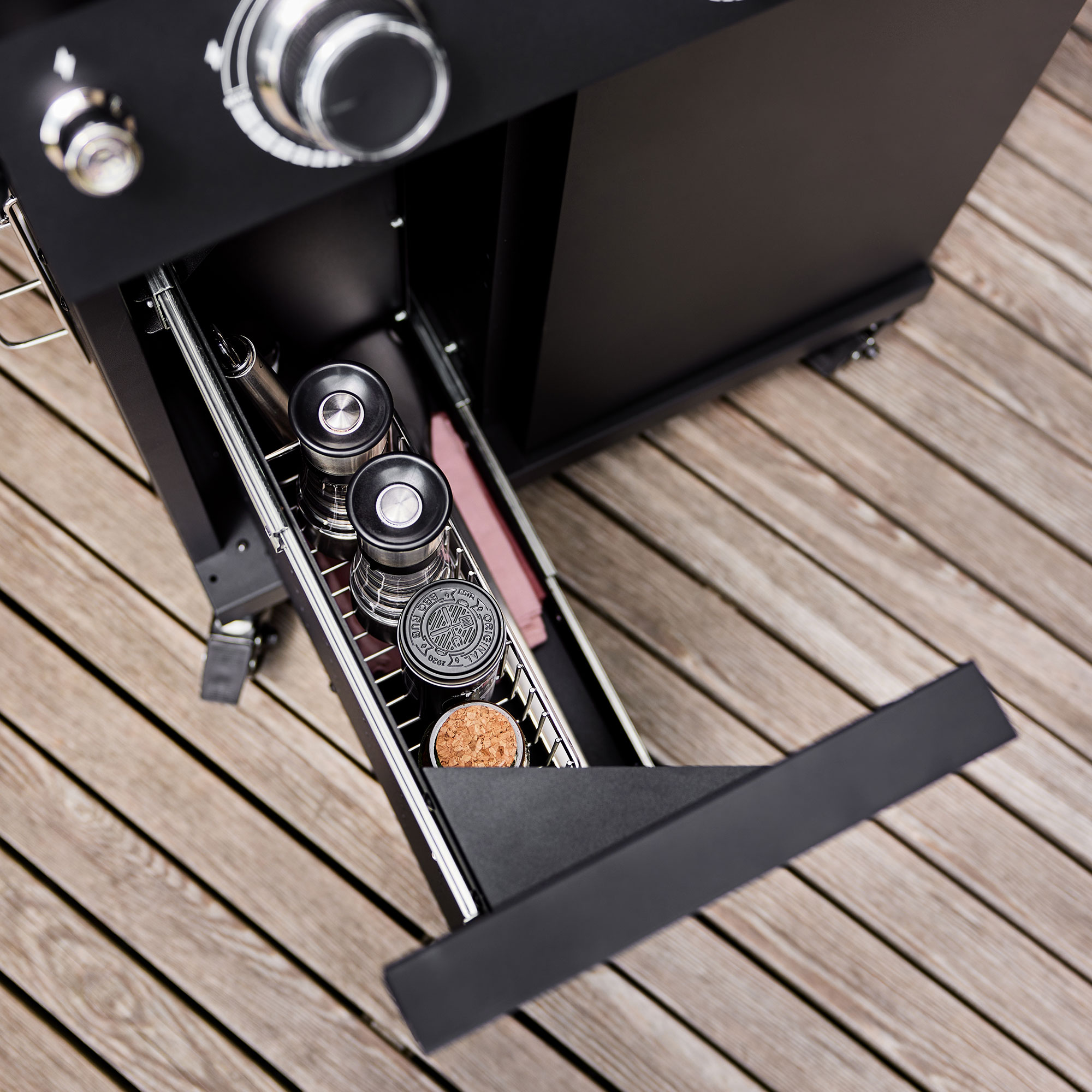 Gasgrill Videro G3-S PRO mit herausziehbarem Ablagefach für Gewürze und Grillzubehör.