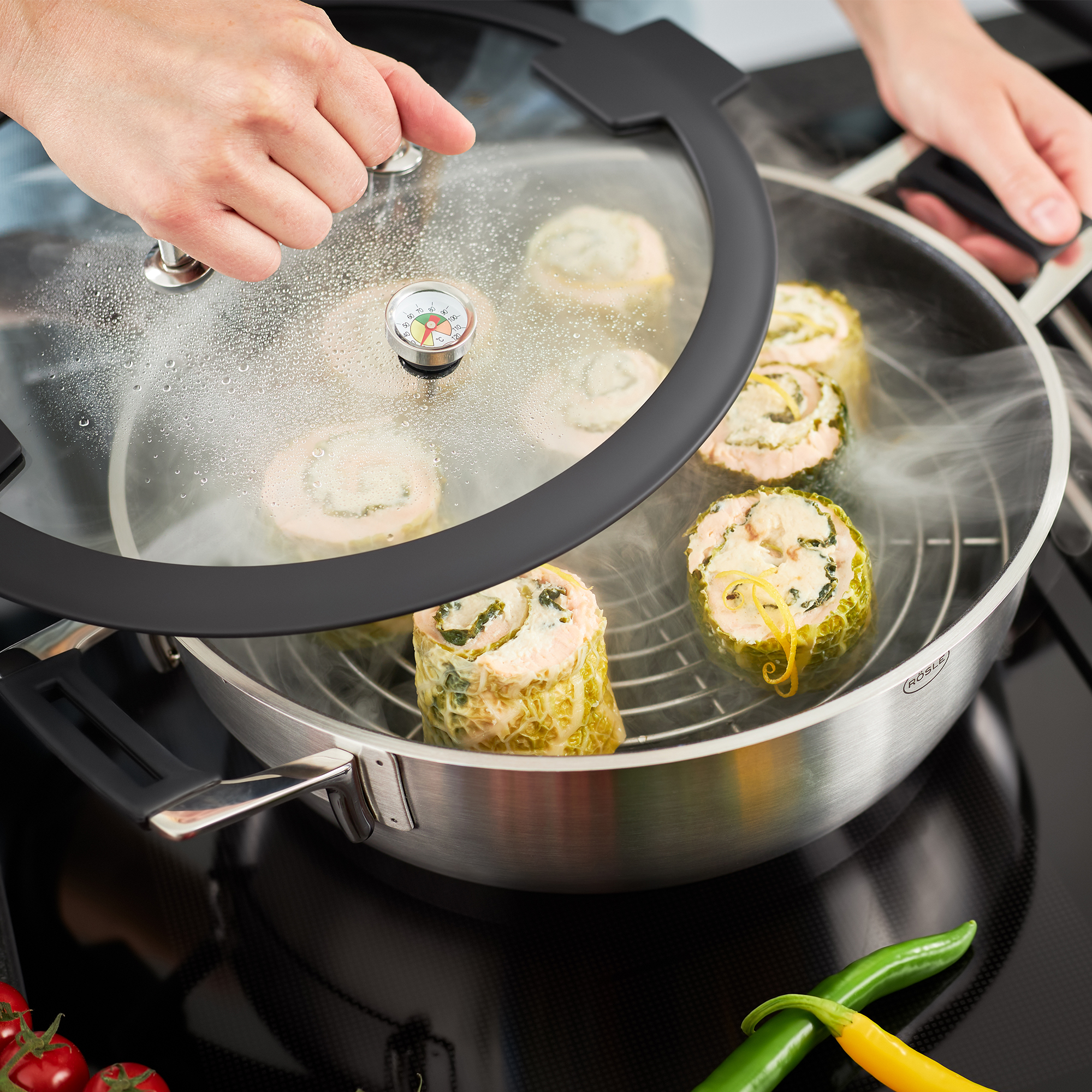 RÖSLE Aroma steamer with braising pan Aroma steamer with stew pan, 28 cm, made of stainless steel, with transparent lid and temperature...