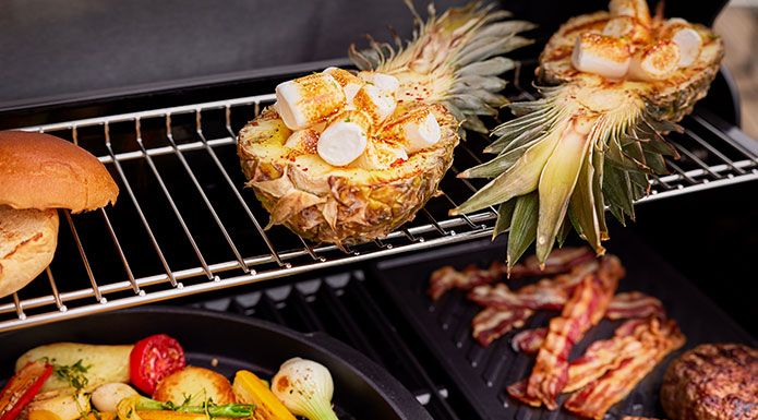 Wintergrillen Gegrillte Ananas mit Marshmallow Topping auf dem Warmhalterost