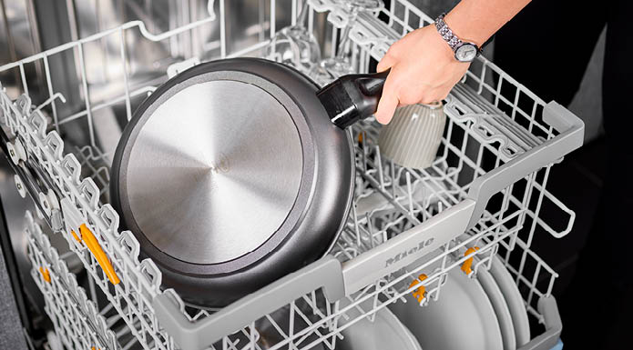 Cadini frying pan 32 cm is taken out of the dishwasher