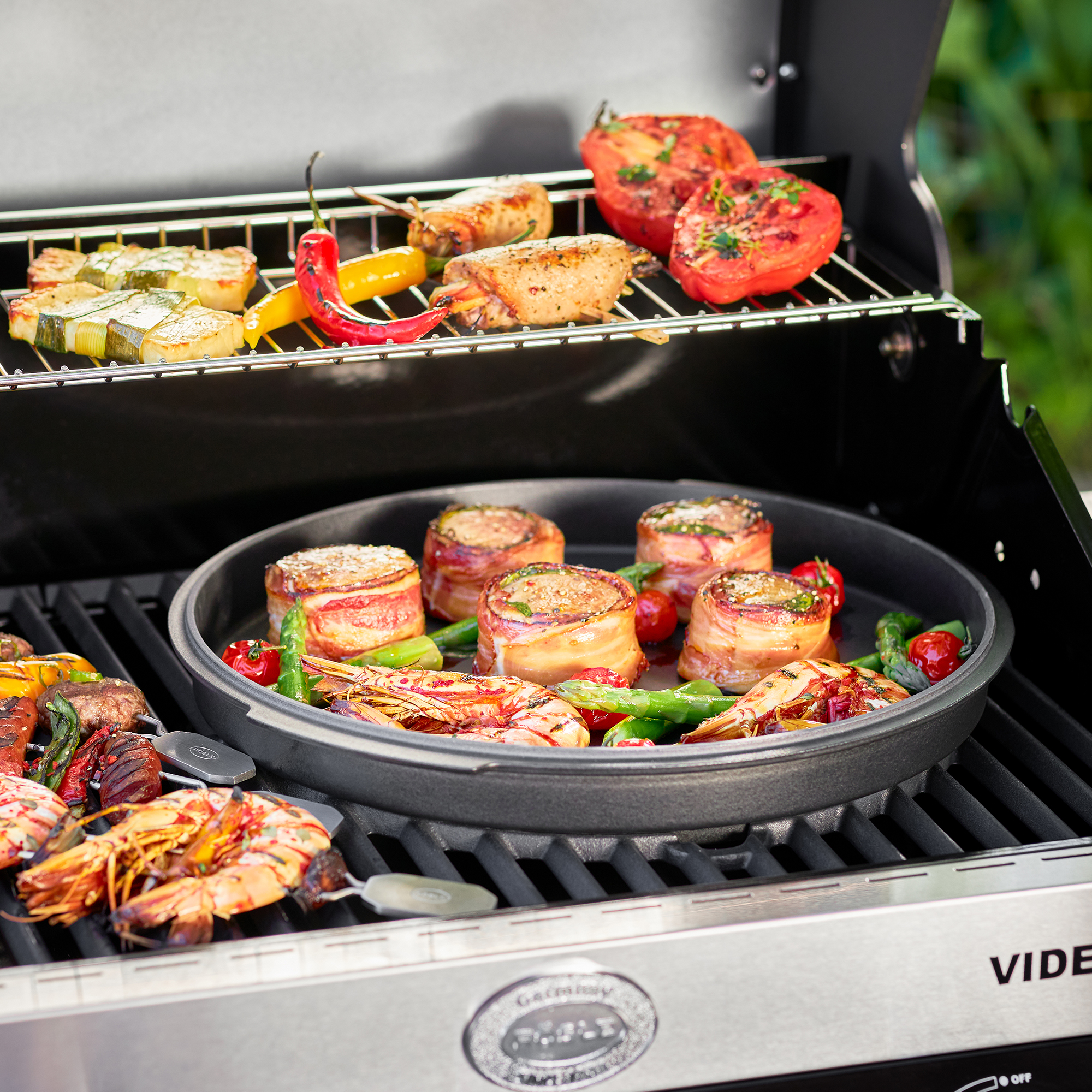 RÖSLE Gasgrill Videro G6-S mit Grillgut Gasgrill Videro G6-S in Schwarz mit Grillgut wie Bacon-Wraps, Gemüse und Tomaten auf dem Grillrost...