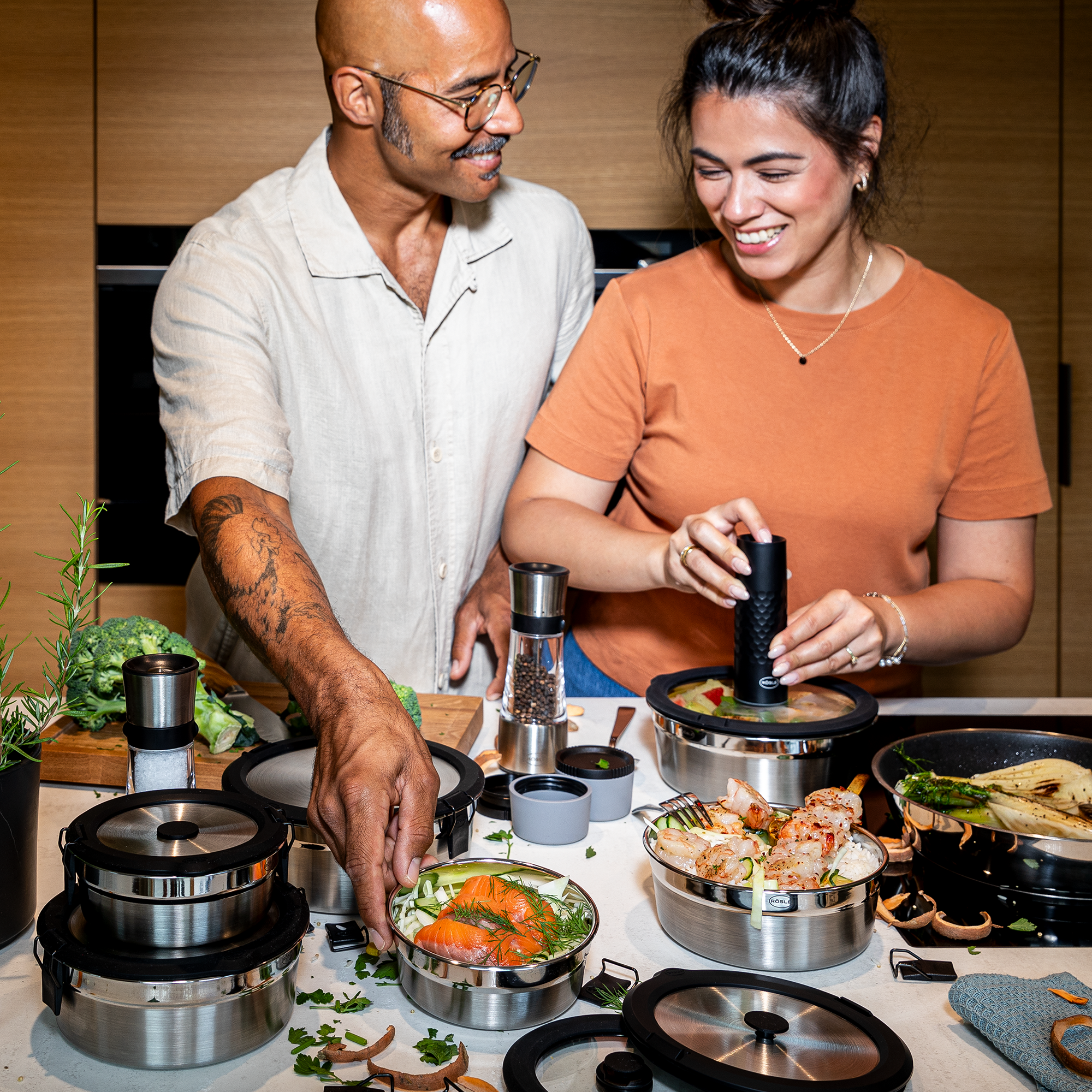 Vakuumdeckel rund 1,4l in einer modernen Küche, zwei Personen bereiten gemeinsam Essen vor.