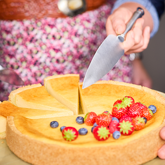 Käsekuchen Käsekuchen mit Tortenmesser