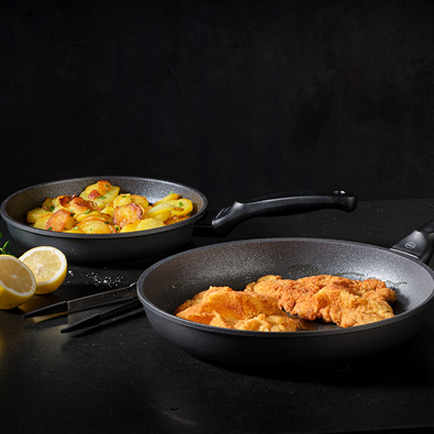 Schnitzel and fried potatoes in the Cadini frying pans 24 cm and 28 cm