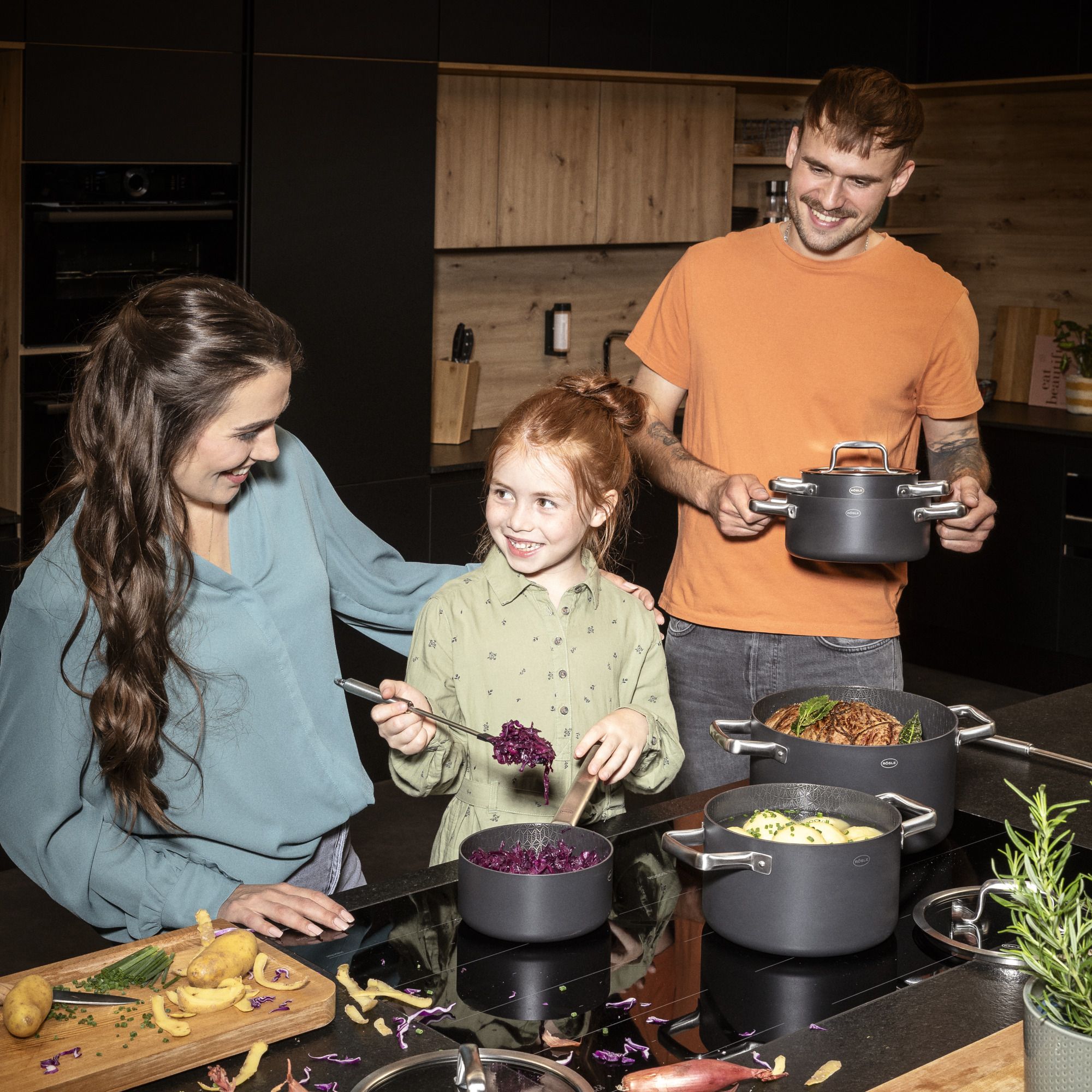 eine Familie kocht mit dem Kochtopf Ebonic ein Gericht